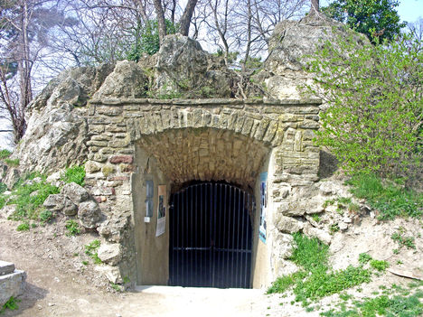 Forrásbarlang bejárata