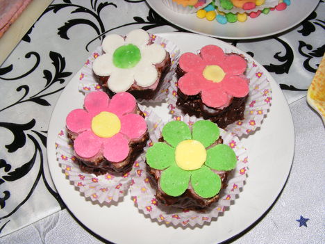 Marcipán virágos kis torta0015