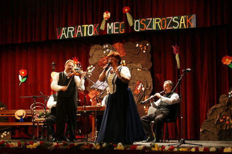 A műsort rendezte , és vezette László Mária