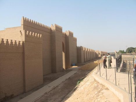 Babilónia városfala rekonstruálva