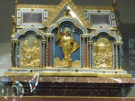A Veduni oltár díszes ereklyetartója