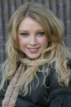 Elisabeth_Harnois_295