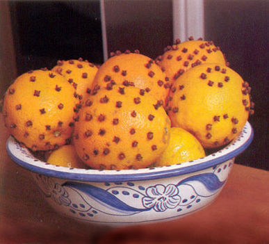 Szegfűszeggel díszített narancs