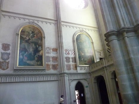 Festmények,főúri címerek a falon