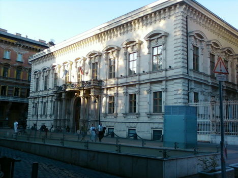A Nemzeti Múzeum háta mögött