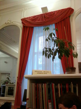 A Zenei könyvtár épületében