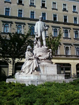 Semmelweis szobor