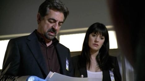 joe-mantegna-e-paget-brewster-nell-episodio-the-angel-maker-di-criminal-minds-rossi-e-prentiss-all-obitorio-mentre-esaminano-la-vittima-91486