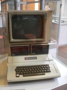 300px-Apple-II