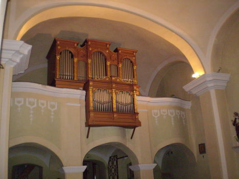 Katolikus templom  orgona.
