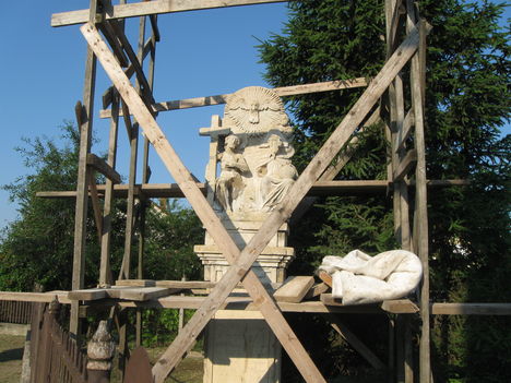 Szentháromság szobor, felújítás előtt, 2011. június