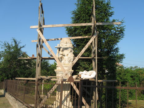 Szentháromság szobor, felújítás előtt 2011. június
