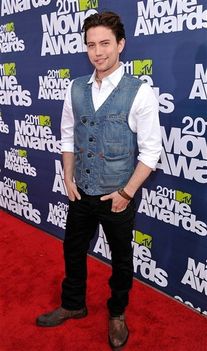 Jackson Rothbone az MTV Movie Awards Vörösszőnyegén 9