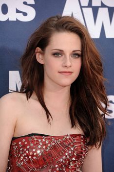 Kristen Stewart a 2011 MTV Movie Awards Vörös szönyegén  24