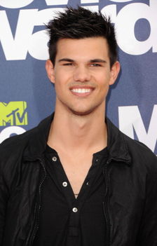 Taylor Lautner MTV Movie Awards Vörösszőnyegén 10