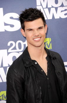 Taylor Lautner MTV Movie Awards Vörösszőnyegén 12