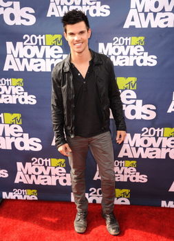 Taylor Lautner MTV Movie Awards Vörösszőnyegén 13