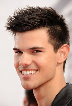 Taylor Lautner MTV Movie Awards Vörösszőnyegén 14