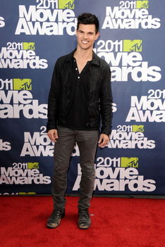 Taylor Lautner MTV Movie Awards Vörösszőnyegén 15