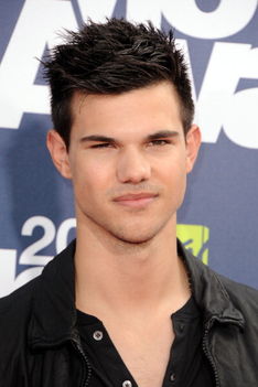 Taylor Lautner MTV Movie Awards Vörösszőnyegén 16