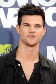 Taylor Lautner MTV Movie Awards Vörösszőnyegén 19
