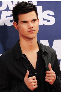 Taylor Lautner MTV Movie Awards Vörösszőnyegén 1