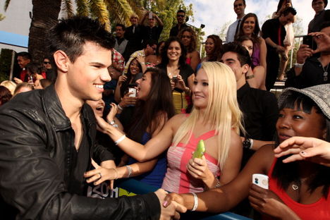 Taylor Lautner MTV Movie Awards Vörösszőnyegén 20