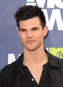 Taylor Lautner MTV Movie Awards Vörösszőnyegén 21