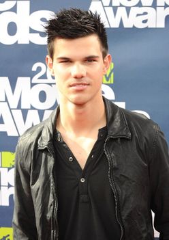 Taylor Lautner MTV Movie Awards Vörösszőnyegén 22