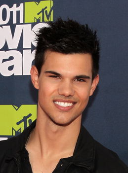 Taylor Lautner MTV Movie Awards Vörösszőnyegén 25