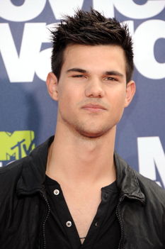 Taylor Lautner MTV Movie Awards Vörösszőnyegén 28