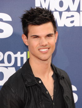 Taylor Lautner MTV Movie Awards Vörösszőnyegén 30