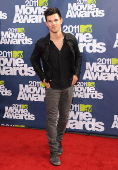 Taylor Lautner MTV Movie Awards Vörösszőnyegén 3