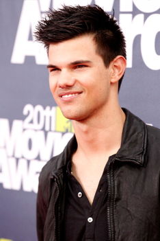 Taylor Lautner MTV Movie Awards Vörösszőnyegén 8