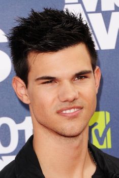 Taylor Lautner MTV Movie Awards Vörösszőnyegén 9