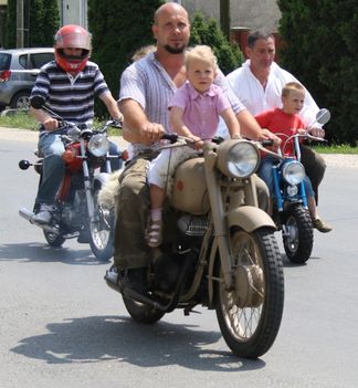 Motorosok felvonulása a szanyi falunapon 2011.06.12