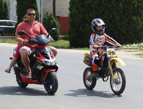 Motorosok felvonulása a szanyi falunapon 2011.06.12