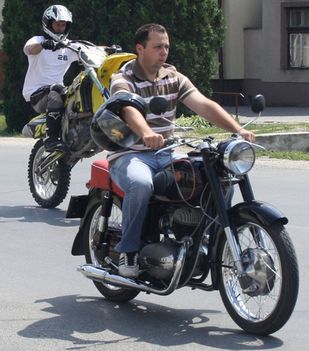 Motorosok felvonulása a szanyi falunapon 2011.06.12