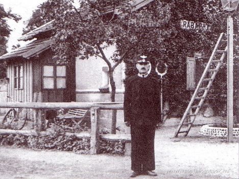  A 7.számú vonalőrházból a vasút az 1900-as évek elején táblás megállóhelyet szervezett Rábapatona néven. Forrás: Lovas Gyula A bakterház.