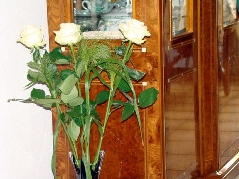 Három fehér rózsa