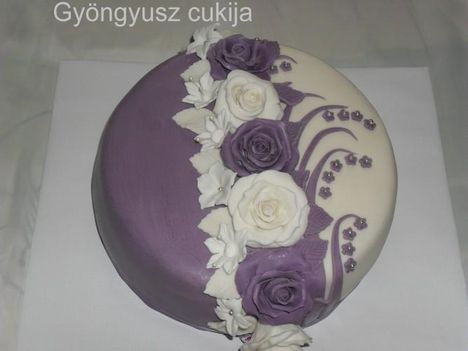 halvány lila elegáns torta 1