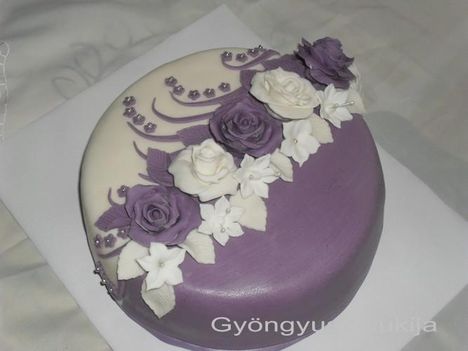 halvány lila elegáns torta 4