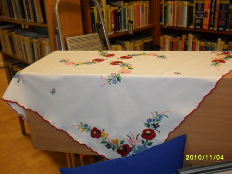 kalocsai-Székelyné Rózsika munkája  asztal_terito_931012_14091