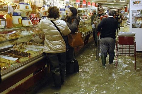 Velencei áruházban elkél a gumicsizma