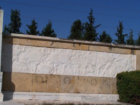 Görögország,  a Thermopülai-szoros, Leonidász király szobra, a spártai katonák sírfelirata 10