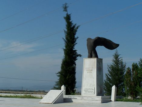 Görögország,  a Thermopülai-szoros, Leonidász király szobra, a spártai katonák sírfelirata 2