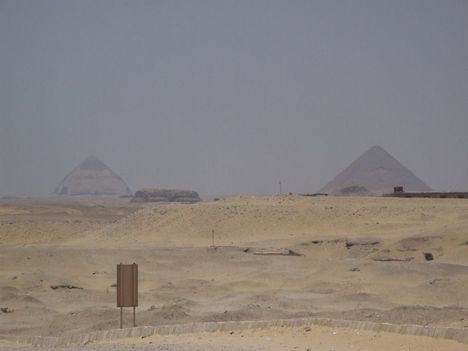 A tört piramis