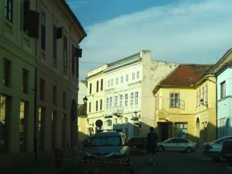 84834-Medgyes-egykori-szasz-varos-belvarosi-utcaja-2010-ben-1-30-640x640-0[1]