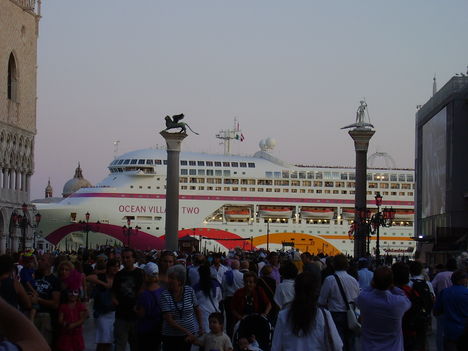 Velencébe kikötő luxushajó