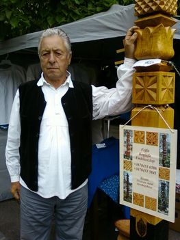 Liszicsán Antal fafaragó mester a termelői vásáron